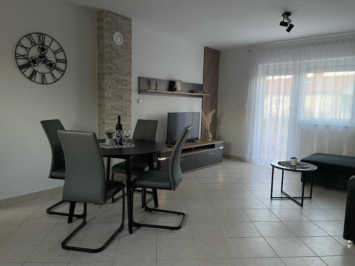 Apartments Elvira Кърк Екстериор снимка